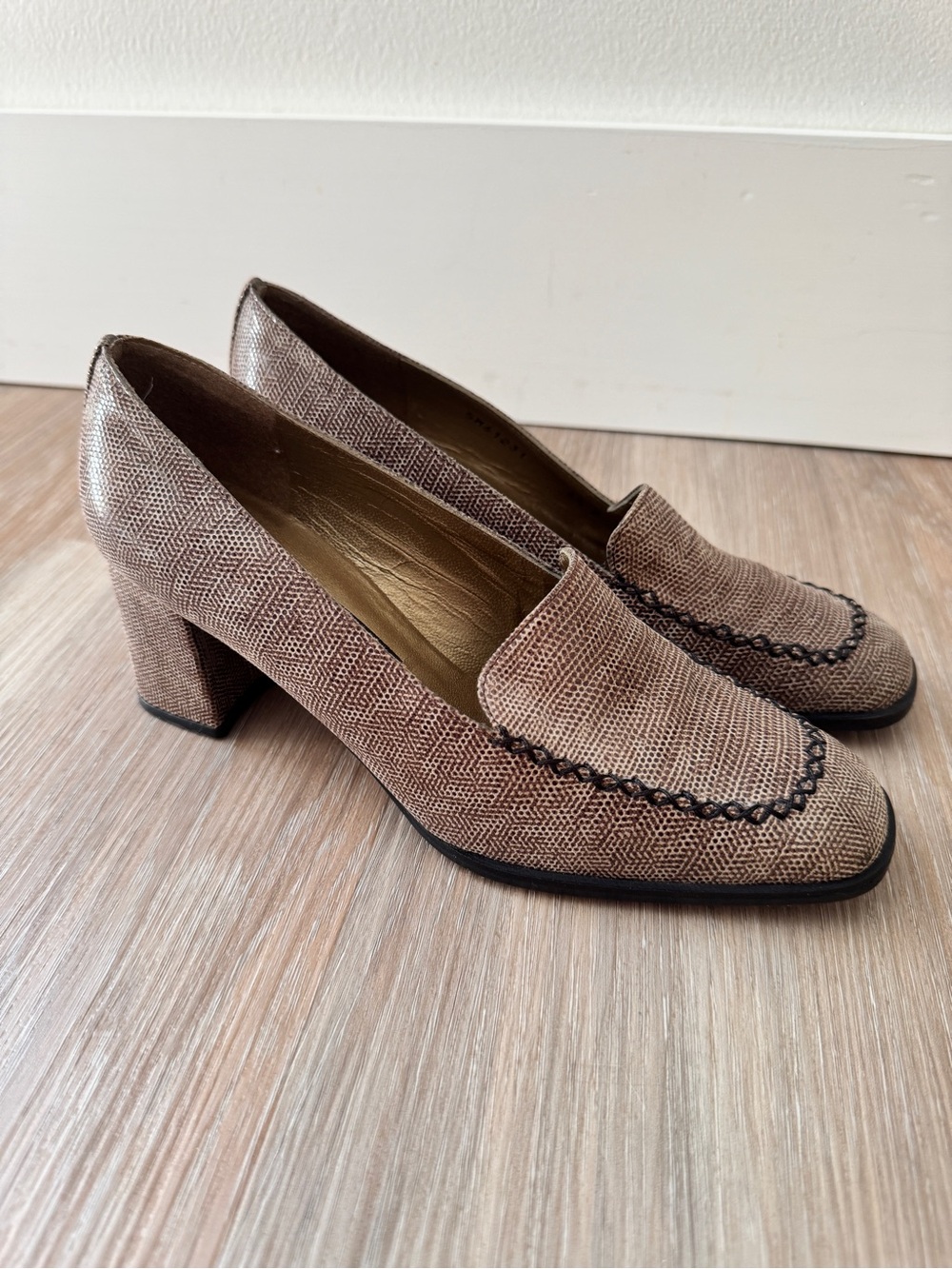 Vintage Stuart Weitzman Brown Embossed Leather Loafer Pumps 6.5 B Dark Academia